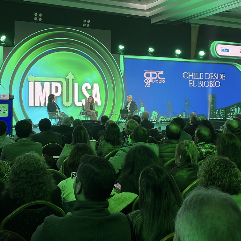 Escenario con dos personas hablando en un escenario parte de un evento en SurActivo.