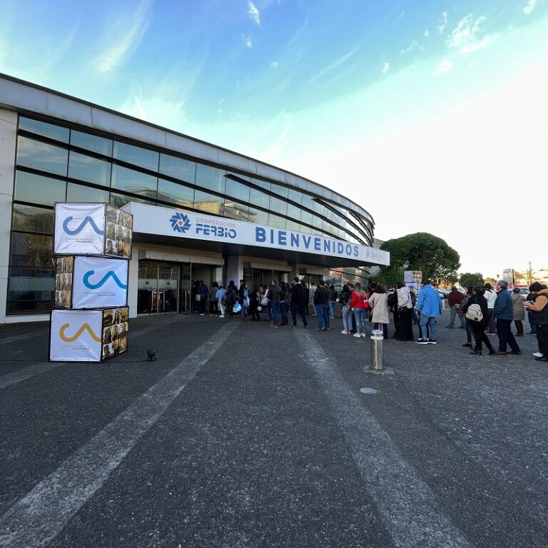 Entrada al Centro de Convenciones SurActivo con una fila de personas esperando a ingresar.