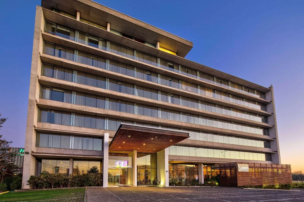 Fachada Hotel Wyndham Pettra sede del Congreso de Cirugía Bariátrica 2026 en Concepción